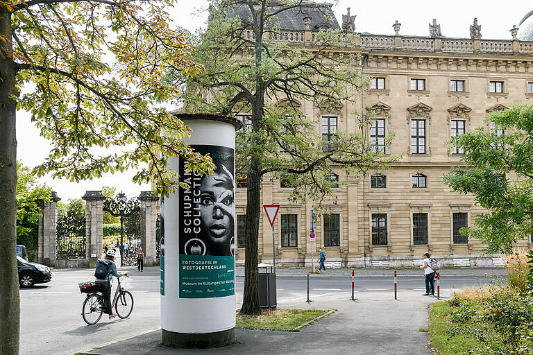 Eine Litfaßsäule am Rennweg, an der Einmündung Husarenstraße. Es soll künftig auch modernere Werbeflächen in der Stadt geben.
