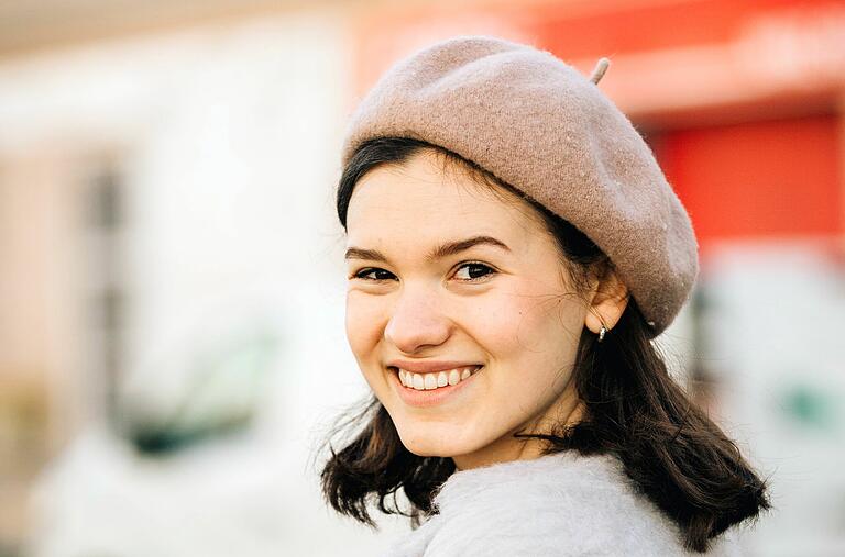 Anna Schärmann (20) hat ein Video gedreht, mit dem die Initiative 'pics4peace' zu Spenden für das elfjährige Mädchen aufruft, das bei der Messerattacke von Würzburg seine Mutter verloren hat und selbst verletzt wurde. Anna Schärmann (20) hat ein Video gedreht, mit dem die Initiative 'pics4peace' zu Spenden für das elfjährige Mädchen aufruft, das bei der Messerattacke von Würzburg seine Mutter verloren hat und selbst verletzt wurde.