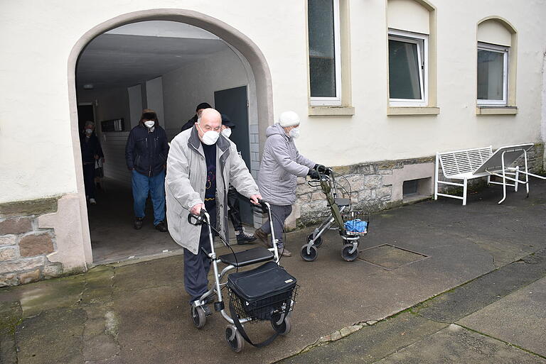 Punkt 10.30 Uhr treffen die ersten Gäste ein, die im Rundbogen, der zur Theresienstube führt, darauf gewartet haben, dass Schwester Hermana sie abholt. Punkt 10.30 Uhr treffen die ersten Gäste ein, die im Rundbogen, der zur Theresienstube führt, darauf gewartet haben, dass Schwester Hermana sie abholt.