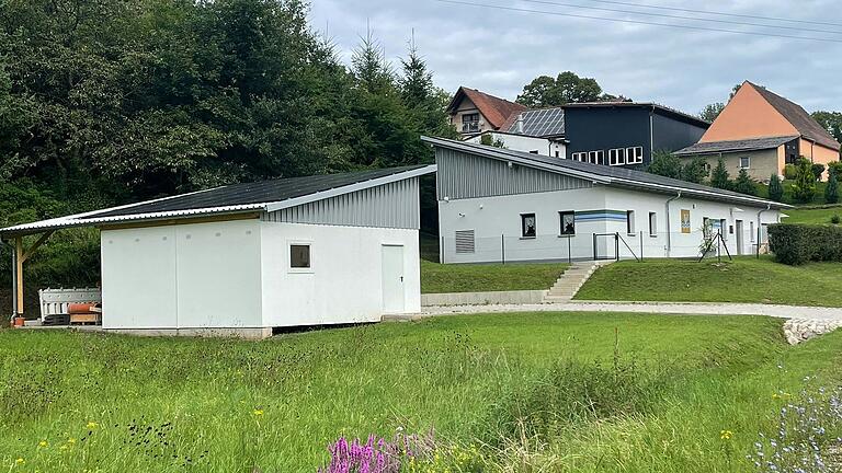 Maschinenhaus und Garagen des Trinkwasserzweckverbandes der Veitensteingruppe haben im Rahmen der Installation der Photovoltaikanlage ein neues Dach und ein neues Gesicht bekommen.