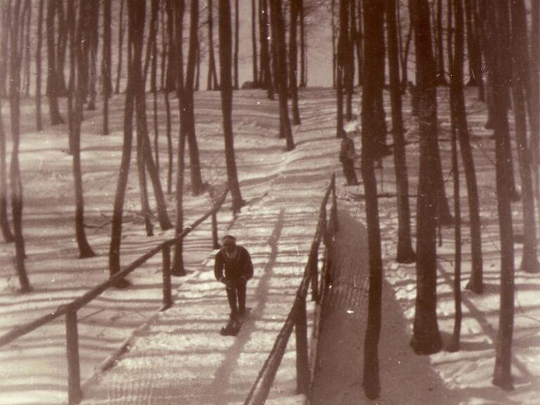 Die erste Sprungschanze in Haselbach in den 1930er Jahren mit hölzernem Anlauf. Die erste Sprungschanze in Haselbach in den 1930er Jahren mit hölzernem Anlauf.