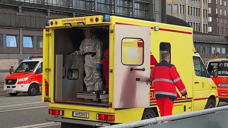 Verdacht auf Infektion: Bahnsteig in Hamburg gesperrt       -  Ein Einsatzwagen am Hamburger Hauptbahnhof