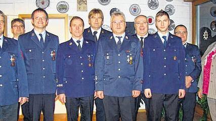 Ausgezeichnet: Ehrungen gab es auch bei der Jahreshauptversammlung der Hambacher Feuerwehr: (von links) Klaus Warmuth (25 Jahre Mitglied), Vorsitzender Stefan Lieblein, Andreas Schöller (25 Jahre), der bisherige Kommandant Günther Roll, Kreisbrandinspektor Peter Hauke, der neue Kommandant Johannes Geier, Kreisbrandrat Georg Vollmuth, der neue zweite Kommandant Friedrich Belz, Horst Eck (25 Jahre) sowie Zweite Bürgermeisterin Annemarie Lutz. Ausgezeichnet: Ehrungen gab es auch bei der Jahreshauptversammlung der Hambacher Feuerwehr: (von links) Klaus Warmuth (25 Jahre Mitglied), Vorsitzender Stefan Lieblein, Andreas Schöller (25 Jahre), der bisherige Kommandant Günther Roll, Kreisbrandinspektor Peter Hauke, der neue Kommandant Johannes Geier, Kreisbrandrat Georg Vollmuth, der neue zweite Kommandant Friedrich Belz, Horst Eck (25 Jahre) sowie Zweite Bürgermeisterin Annemarie Lutz.