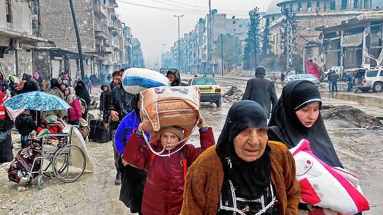 SYRIA-CONFLICT - Bewohner eines bislang von Rebellen gehaltenen Stadtteils von Aleppo auf der Flucht. SYRIA-CONFLICT - Bewohner eines bislang von Rebellen gehaltenen Stadtteils von Aleppo auf der Flucht.