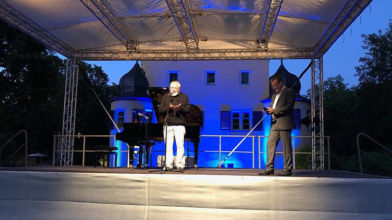 Klassische Balladen beim Kultursommer am Zobel-Schloss in Darstadt: Auf der Bühne Stephan Clobes (links) und Rezitator Tobias Maehler vom Münchner Ensemble Persona. Klassische Balladen beim Kultursommer am Zobel-Schloss in Darstadt: Auf der Bühne Stephan Clobes (links) und Rezitator Tobias Maehler vom Münchner Ensemble Persona.