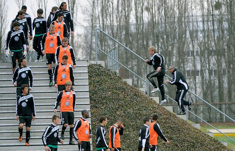 Felix Magath (ganz rechts) trainiert hinter dem Spieler Fabian Klos auf dem so genannten 'Hügel der Leiden', den er eigens auf dem Geländes des Bundesligisten VfL Wolfsburg errichten ließ.