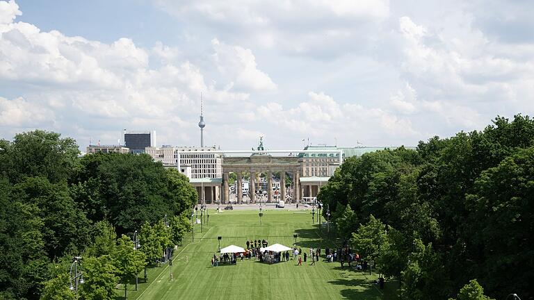 Fußball-EM 2024 - Fanmeile am Brandenburger Tor.jpeg - Das überdimensional große Tor wartet schon auf die Besucher, hier werden Zehntausende Menschen die EM erleben. Fußball-EM 2024 - Fanmeile am Brandenburger Tor.jpeg - Das überdimensional große Tor wartet schon auf die Besucher, hier werden Zehntausende Menschen die EM erleben.