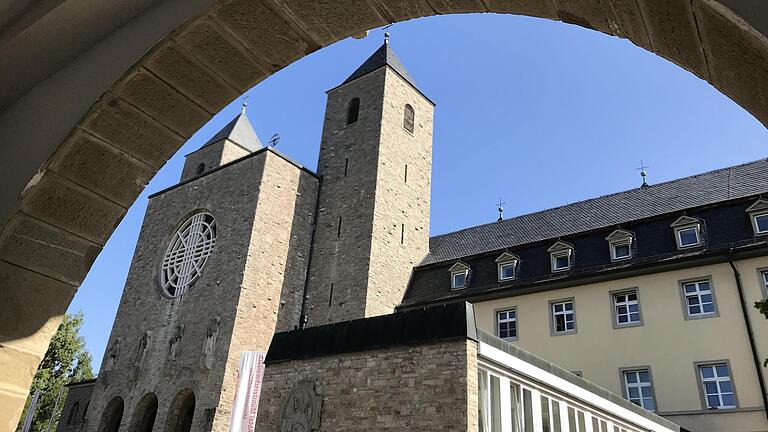 Der Eingang zur Abtei Münsterschwarzach. Der Eingang zur Abtei Münsterschwarzach.