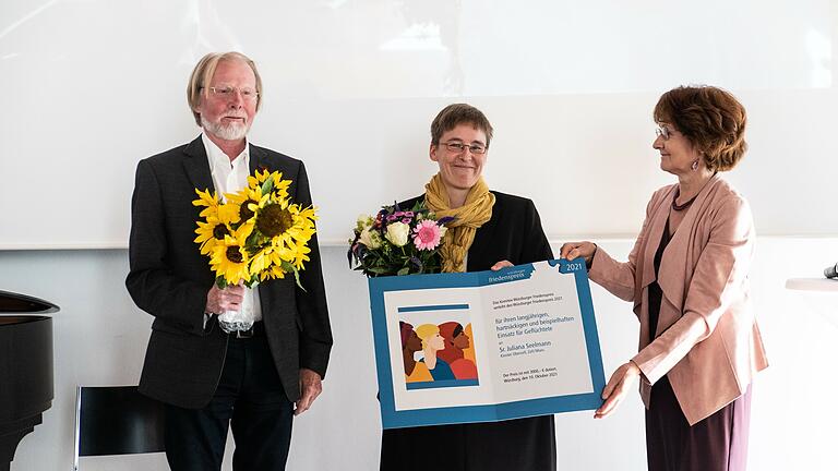 Schwester Juliana Seelmann (Mitte) mit Armin Meisterernst und Gerda Kresse vom Friedenpreis-Komitee bei der Übergabe des Friedenspreises. Schwester Juliana Seelmann (Mitte) mit Armin Meisterernst und Gerda Kresse vom Friedenpreis-Komitee bei der Übergabe des Friedenspreises.