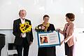 Schwester Juliana Seelmann (Mitte) mit Armin  Meisterernst  und Gerda Kresse vom Friedenpreis-Komitee bei der Übergabe des Friedenspreises.
