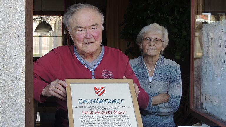 Mit Freude und Rührung hatte Herbert Streit mit seiner Frau Gretl erst im April den Ehrenbürgerbrief der Gemeinde Oberstreu entgegengenommen. Mit Freude und Rührung hatte Herbert Streit mit seiner Frau Gretl erst im April den Ehrenbürgerbrief der Gemeinde Oberstreu entgegengenommen.