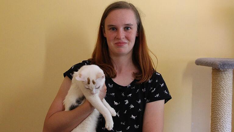Die Tierheim-Mitarbeiterin Laura Rudolph mit einer jungen Fundkatze im Tierheim Kitzingen. Die Tierheim-Mitarbeiterin Laura Rudolph mit einer jungen Fundkatze im Tierheim Kitzingen.