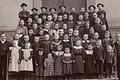 Schüler und Lehrer der Volksschule Distelhausen im Jahr 1909 vor der St. Markus Kirche direkt neben der Schule.