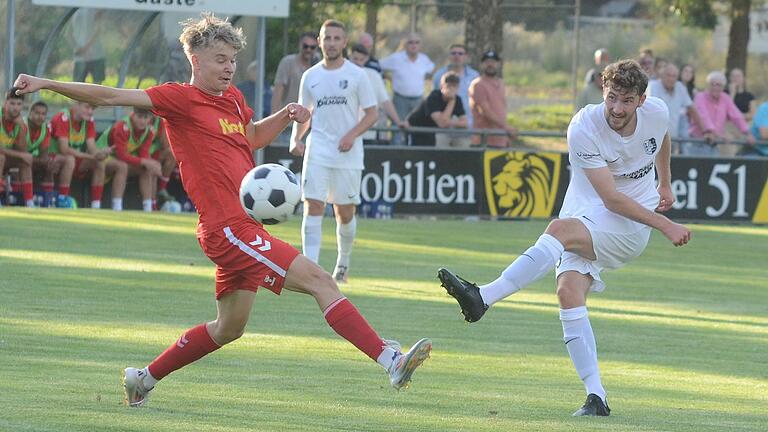 Für Karlburgs Mittelfeldspieler Florian Gutheil (rechts auf einem Archivbild) kommt es beim Bayernliga-Gastspiel des TSV Abtswind zu einem Wiedersehen mit seinem Ex-Verein. Für Karlburgs Mittelfeldspieler Florian Gutheil (rechts auf einem Archivbild) kommt es beim Bayernliga-Gastspiel des TSV Abtswind zu einem Wiedersehen mit seinem Ex-Verein.