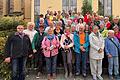 Die Buswallfahrer aus der Oberen Rhön vor der Wallfahrtskirche Maria im Grünen Tal in Retzbach. Wegen des großen Zuspruchs fanden zwei Wallfahrten statt.