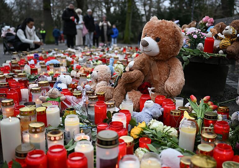 Nach dem Messerangriff in Aschaffenburg mit zwei Toten haben Trauernde im Park Schöntal in Aschaffenburg Kerzen, Blumen und Plüschtiere niedergelegt. Nach dem Messerangriff in Aschaffenburg mit zwei Toten haben Trauernde im Park Schöntal in Aschaffenburg Kerzen, Blumen und Plüschtiere niedergelegt.