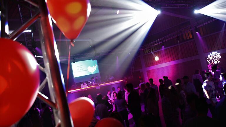 2019 fand die Single-Party des TSV Wiesenfeld zum ersten Mal statt - mit großem Erfolg. Jetzt wird sie wiederholt. 2019 fand die Single-Party des TSV Wiesenfeld zum ersten Mal statt - mit großem Erfolg. Jetzt wird sie wiederholt. 
