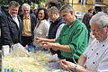 300 Kilogramm Spargel geschält       -  (ka)   Wie schon 2011 wurde auch bei der diesjährigen Spargelschälaktion die Rekordmarke von insgesamt 300 Kilogramm verkauftem Spargel erreicht. Den Großteil davon schälten die Karlstadter Wirte und ihre Köche gegen eine freiwillige Spende zugunsten der Musikschule küchenfertig. Diese sorgte mit Standkonzerten des Blechbläserensembles, der Jazz-Combo, des Percussion-Ensembles und von Saxofun für musikalische Unterhaltung. Auch Spargelcremesuppe und fränkischer Schoppen wurden bei der Aktion  auf dem Kübelmarkt angeboten. Der Spargel wurde von der Familie Schnackig aus Schönarts und dem Obst- und Gemüsebauern Gold aus Karlburg geliefert. Im Bild staunen (von links) Dietholf Schröder, Geschäftsführer der Stadtmarketing GmbH, Alexander Streib, Leiter der Musikschule und die stellvertretende Bürgermeisterin Anni Kühl-Johannes über die Fingerfertigkeit von Michael Schulze (Bistro Chez Michel), Udo Vollert (Zum Fehmelbauern) und Heinz Reimer (Reimers Stuben).