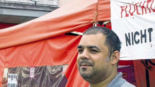 Sucht Asyl in Deutschland: Der Bauingenieur Reza Almassi Moghaddam, ein Iraner aus der Gemeinschaftsunterkunft Gemünden, protestiert mit anderen Asylbewerbern in Würzburg für bessere Bedingungen.