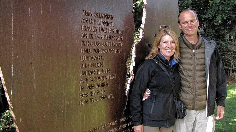 Ort des Gedenkens: Tony und Lori Yorba vor dem Luftkriegs-Mahnmal am Schweinfurter Spitalseebunker. Ort des Gedenkens: Tony und Lori Yorba vor dem Luftkriegs-Mahnmal am Schweinfurter Spitalseebunker.