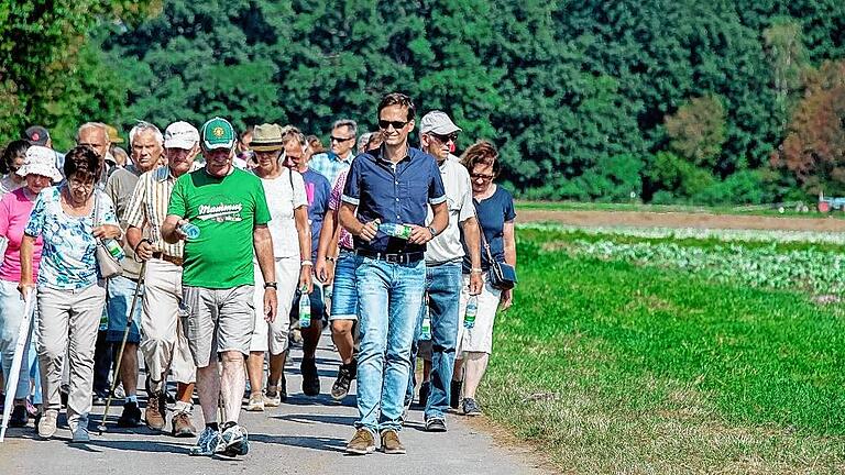 40 Bürger gingen mit Landrat Florian Töpper auf Sommertour durch den Schwebheimer Kräutergarten. 40 Bürger gingen mit Landrat Florian Töpper auf Sommertour durch den Schwebheimer Kräutergarten.
