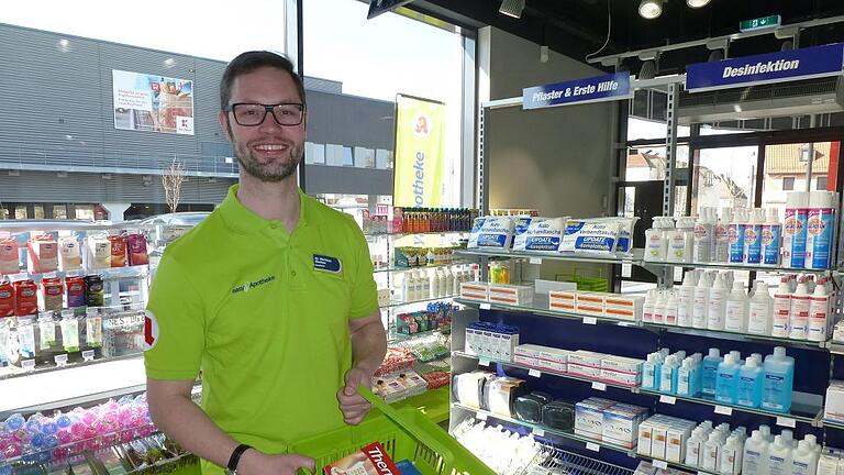 Alles easy? Nicht ganz. Christian Machon (hier bei der Eröffnung seiner neuer Apotheke im Pecht-Gebäude) findet mit dem Konzept der modernen Easy Apotheke in der Landesapothekerkammer wenig Zustimmung.