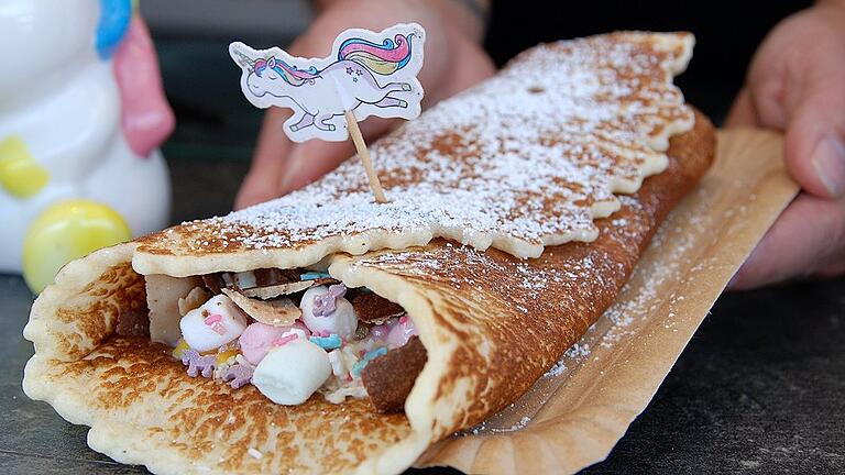 Ein süßer Döner von Crazy Schoko Dreams mit Einhorn-Verzierung.
