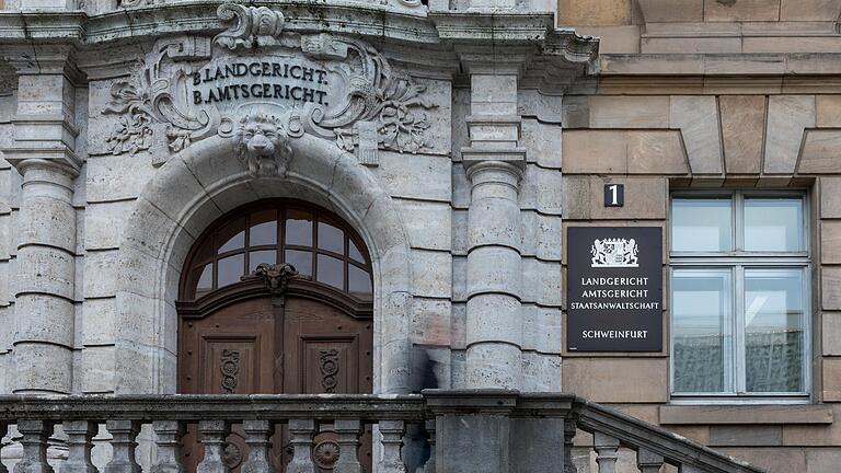 Ein 53-Jähriger steht in Schweinfurt vor Gericht, weil er Kinder sexuell missbraucht haben soll, in vier Fällen sogar schwer. Ein 53-Jähriger steht in Schweinfurt vor Gericht, weil er Kinder sexuell missbraucht haben soll, in vier Fällen sogar schwer. 