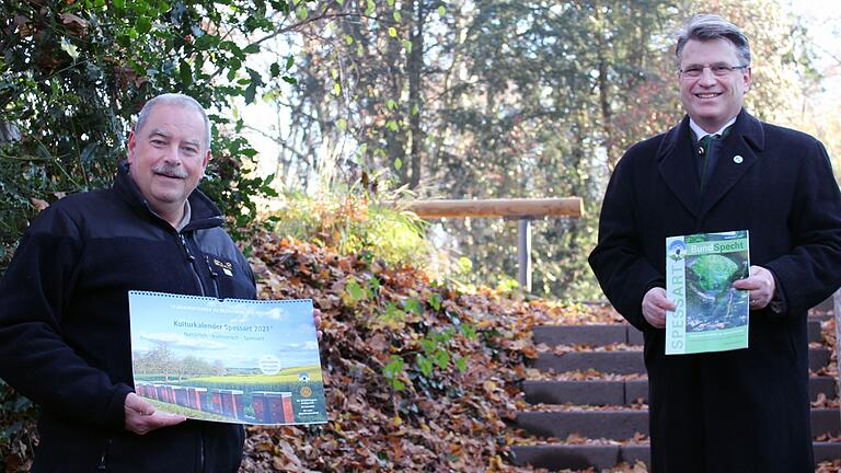 Vorstandssprecher Wolfgang Beyer mit dem Wander- und Kulturkalender 2021 und Präsident Winfried Bausback mit dem SpessartbundSpecht 2021 (von links). Vorstandssprecher Wolfgang Beyer mit dem Wander- und Kulturkalender 2021 und Präsident Winfried Bausback mit dem SpessartbundSpecht 2021 (von links).