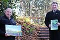 Vorstandssprecher Wolfgang Beyer mit dem Wander- und Kulturkalender 2021 und Präsident Winfried Bausback mit dem SpessartbundSpecht 2021 (von links).