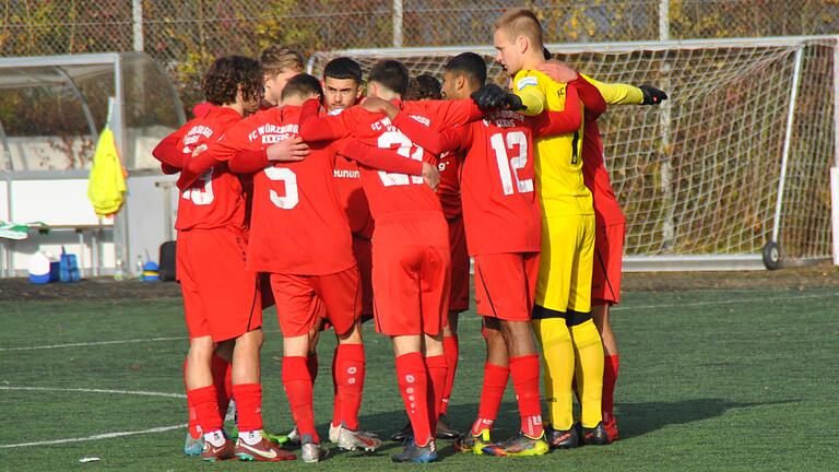Mannschaftlich geschlossen trat die U 19 der Würzburger Kickers gegen Greuther Fürth auf und rang dem Spitzenreiter ein 0:0 ab. Mannschaftlich geschlossen trat die U 19 der Würzburger Kickers gegen Greuther Fürth auf und rang dem Spitzenreiter ein 0:0 ab.