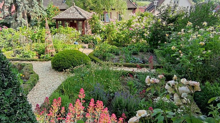 Der Tag der offenen Gartentür im Landkreis Würzburg ist am 9. Juni 2024. In den vergangenen Jahren konnten dabei Schmuckstücke wie der Garten von Familie Wüst in Frickenhausen bewundert werden. Der Tag der offenen Gartentür im Landkreis Würzburg ist am 9. Juni 2024. In den vergangenen Jahren konnten dabei Schmuckstücke wie der Garten von Familie Wüst in Frickenhausen bewundert werden.