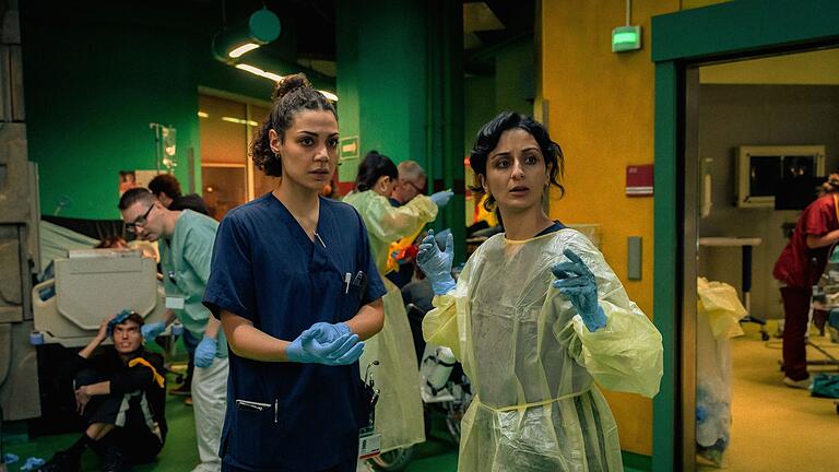Neue Arztserie &bdquo;KRANK Berlin&rdquo; bei Apple TV+       -  Zanna Parker (links) hat einen aufreibenden Alltag.