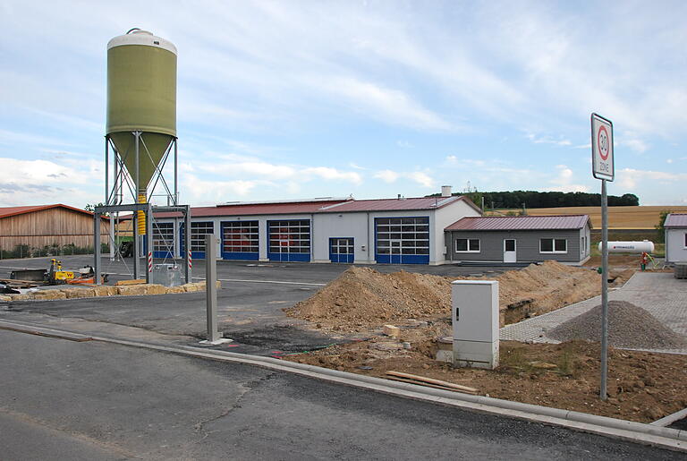 Mit dem Bau des Bauhofs Geroldshhausen-Kirchheim wurde eine große Fläche versiegelt. Das Regenwasser wird jedoch – so weit möglich – in den Dammbach eingeleitet. Mit dem Bau des Bauhofs Geroldshhausen-Kirchheim wurde eine große Fläche versiegelt. Das Regenwasser wird jedoch – so weit möglich – in den Dammbach eingeleitet.