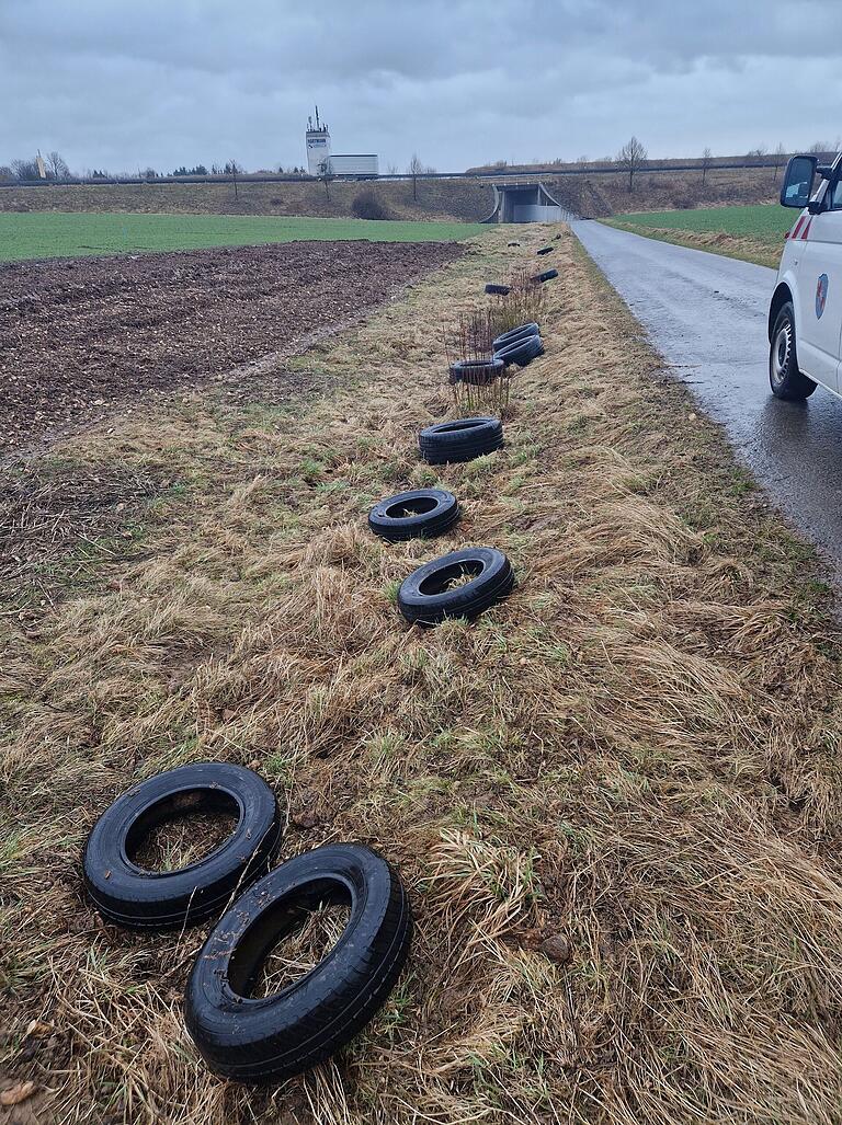 Unerwünschte Reifenspende: Auf einem Acker bei Oberwerrn gab ein Müllspender Gummi - der Landwirt war es nicht. Unerwünschte Reifenspende: Auf einem Acker bei Oberwerrn gab ein Müllspender Gummi - der Landwirt war es nicht.