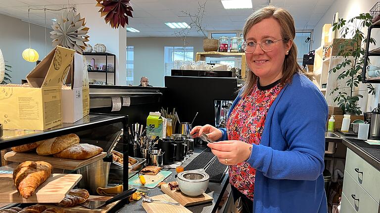 Bio-Café 'So leb ich' in Bad Kissingen - Mitarbeiterin Yvonne Kiesel bei der Teezubereitung. Bio-Café 'So leb ich' in Bad Kissingen - Mitarbeiterin Yvonne Kiesel bei der Teezubereitung.