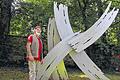 Der Künstler und sein Werk: Helmut Droll hat den Buchstaben &bdquo;K&ldquo; für seine Skulptur &bdquo;Pinselstrich&ldquo; gewählt. Sie steht für das Aufeinandertreffen von Kunst und Kultur im Schlosspark Oberschwappach.