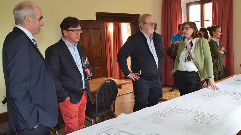 Auf großes Interesse stießen die neuen Hotelpläne, die Architekt Ernst Stang präsentierte. Auf großes Interesse stießen die neuen Hotelpläne, die Architekt Ernst Stang präsentierte.