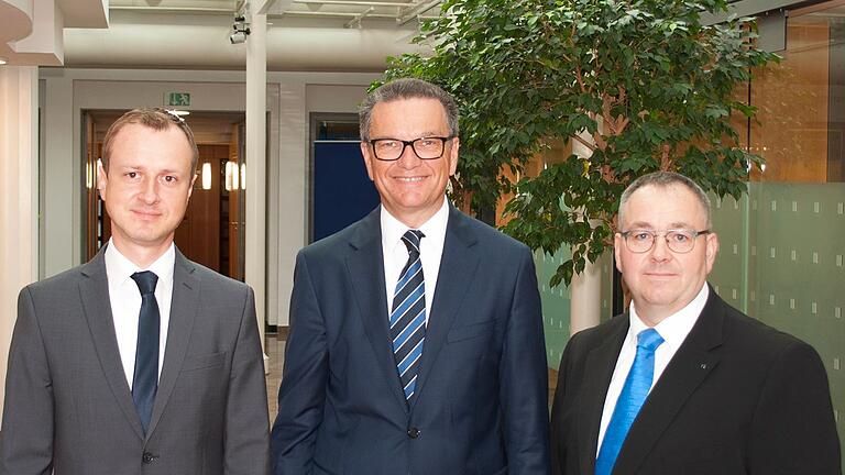Führungswechsel bei der Raiffeisen-Volksbank Haßberge: Stephan Merz (von links) übernimmt den Vorstandsposten von Reinhold Nastvogel und wird künftig mit Christian Schwab zusmamenarbeiten. Führungswechsel bei der Raiffeisen-Volksbank Haßberge: Stephan Merz (von links) übernimmt den Vorstandsposten von Reinhold Nastvogel und wird künftig mit Christian Schwab zusmamenarbeiten.