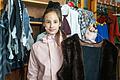Auch das Kostüm hilft, in die Rolle hineinzuschlüpfen: Mariella zeigt in der Garderobe ihr Outfit, das sie als Räuberhauptmann Mattis trägt.
