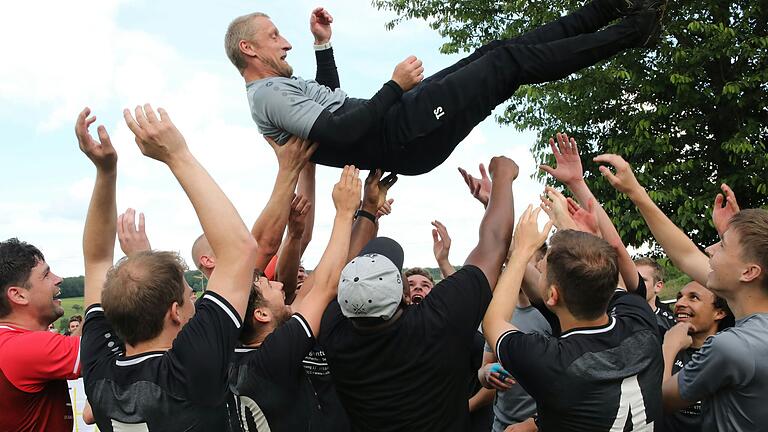 Guten Flug: Die Spieler der SG Waigolsgausen/Theilheim/Hergolshausen wollten ihren Aufstiegstrainer Thorsten Selzam gar nicht mehr runter lassen. Guten Flug: Die Spieler der SG Waigolsgausen/Theilheim/Hergolshausen wollten ihren Aufstiegstrainer Thorsten Selzam gar nicht mehr runter lassen.