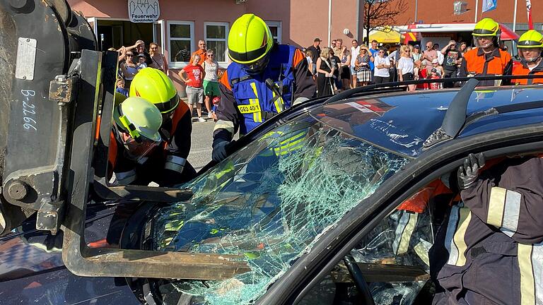 Einblicke in die Rettungsarbeit zeigen mehrere Hilfsorganisationen beim 'Blaulicht-Tag' am Sonntag in Gerolzhofen am Feuerwehrgerätehaus und auf dem THW-Gelände. Einblicke in die Rettungsarbeit zeigen mehrere Hilfsorganisationen beim 'Blaulicht-Tag' am Sonntag in Gerolzhofen am Feuerwehrgerätehaus und auf dem THW-Gelände.