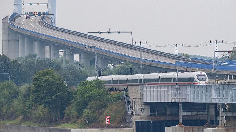 Vorpommern-Magistrale von Berlin bis auf die Insel Rügen       -  Die Fernzüge der Deutschen Bahn waren im Januar etwas pünktlicher unterwegs als zuletzt. (Archivbild)
