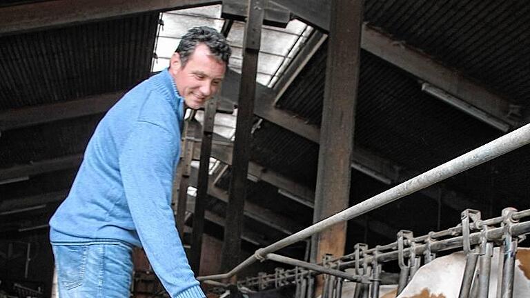 Fütterung: Alexander Fischer im Laufstall.