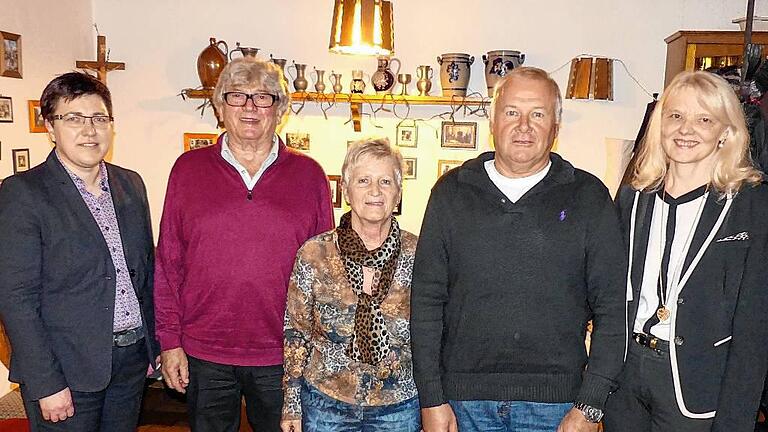 Die Treue gehalten: Für langjährige Mitgliedschaft beim VdK Unterelsbach wurden Heidemarie Berghammer (Mitte) und Berthold Eyring (rechts daneben) von Bürgermeisterin Birgit Erb (links), Ortsvorsitzendem Rudolf Klemm und Kreisgeschäftsführerin Lydia Vorndran geehrt.