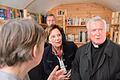 Staatsministerin zu Besuch in der Schmökerkiste       -  Bayerns Sozialministerin Emilia Müller besuchte mit Würzburgs Bischof Friedhelm Hofmann und Bundestagsabgeordnetem Paul Lehrieder (hinten) die &bdquo;Schmökerkiste&ldquo; der Caritas am Burkardushaus. In dem rollenden Bauwagen verkaufen Menschen in schwierigen Lebenslagen gespendete Bücher für wenig Geld weiter. Foto: Daniel Peter