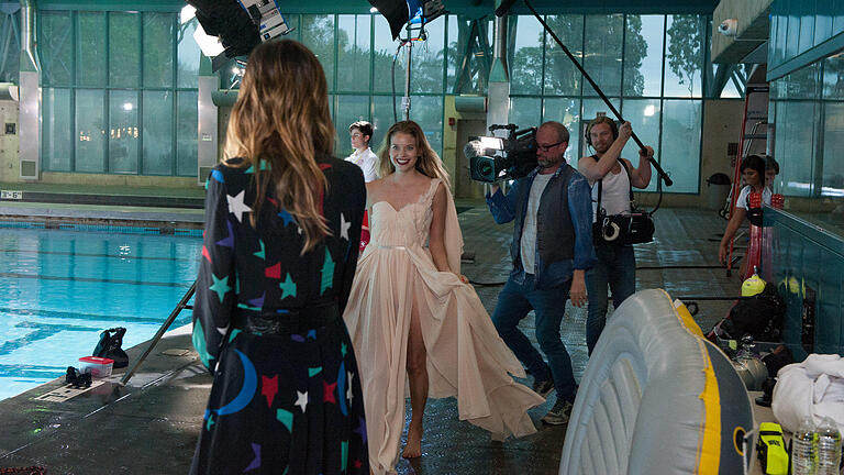 Die GNTM-Models laden zum Unterwasser-Dinner. Foto: © ProSieben/Micah Smith