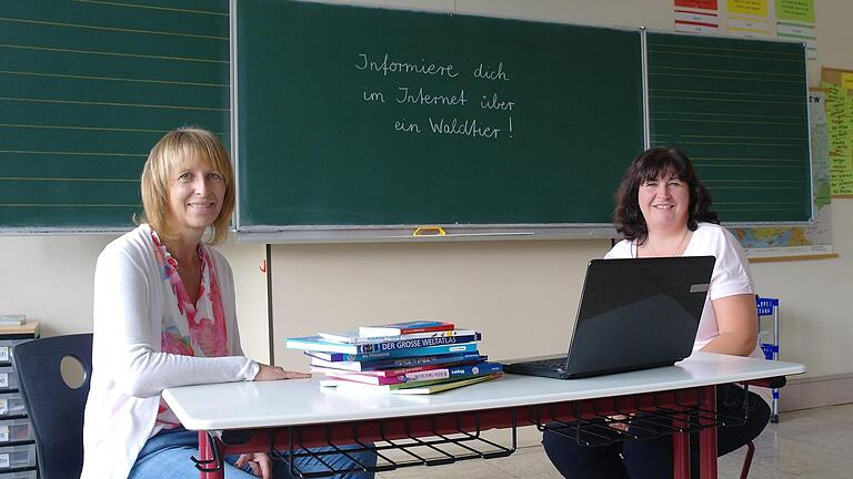 Sabine Storch-Leibold (links), Rektorin der Mottener Grundschule, kann bald analoges und digitales Lernen vernetzen. Bürgermeistern Katja Habersack unterstützt die Digitalisierung der Grundschule gerne.  Foto: Stefanie Elm       -  Sabine Storch-Leibold (links), Rektorin der Mottener Grundschule, kann bald analoges und digitales Lernen vernetzen. Bürgermeistern Katja Habersack unterstützt die Digitalisierung der Grundschule gerne.  Foto: Stefanie Elm