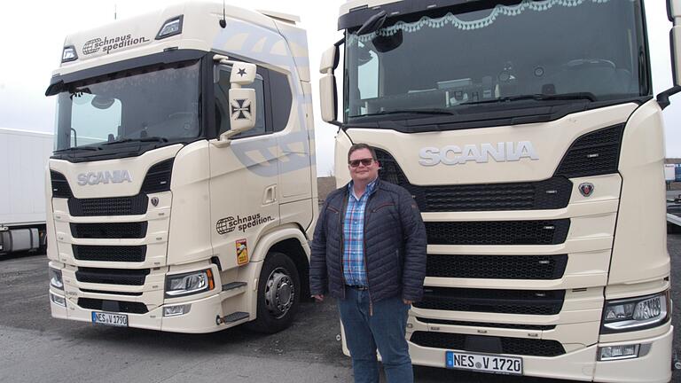 Die schlucken ordentlich was: Prokurist Alexander Lurz muss auch dafür sorgen, dass immer genug Dieselvorrat für die&nbsp; rund 75 Lkw auf dem Betriebsgelände der Spedition Schnaus zur Verfügung steht.