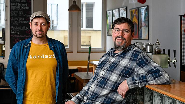 So wie viele Gastronominnen und Gastronomen hoffen auch die Geschäftsführer der Kneipe 'Standard' in Würzburg, Patrick Schopf (links) und Harry Rauenbusch, dass die reduzierte Mehrwertsteuer beibehalten wird.